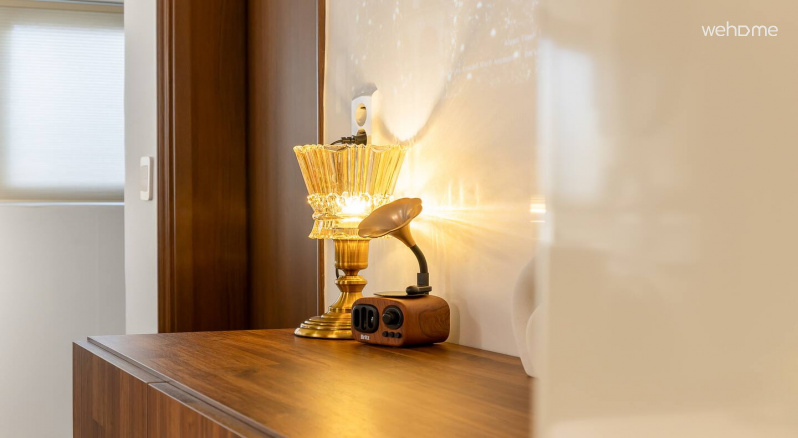 앤틱 조명의 부드러운 조명과 빈티지 감성의 블루투스 스피커가 어우러진 공간입니다.
조용한 저녁, 잔잔한 음악을 틀어두면 여행의 피로가 자연스럽게 풀리는 아늑한 시간을 보낼 수 있어요.
