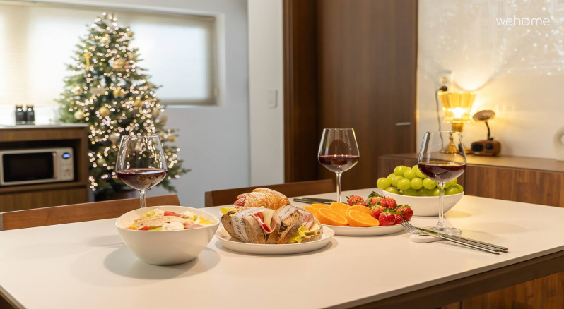 저녁 시간, 잔잔한 조명과 함께 트리 불빛이 어우러져 간단한 식사도 더 기억에 남는 순간으로 바뀌는 공간입니다.It is a space where simple meals turn into more memorable moments by combining tree lights with evening and calm lighting.