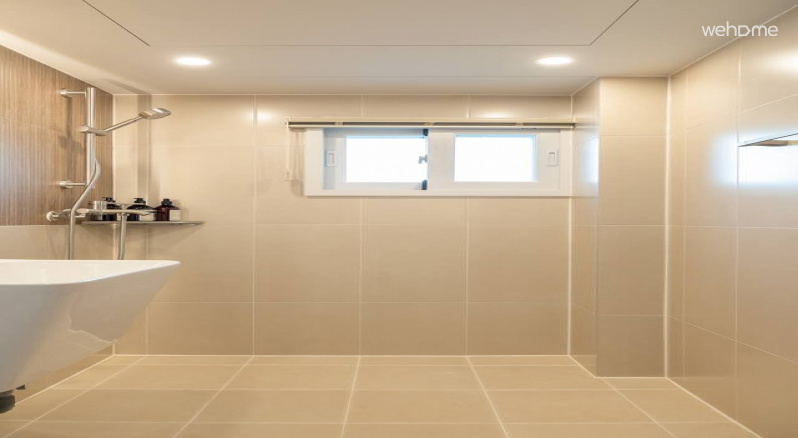 욕실 창문이 있어 환기까지 가능해 더욱 기분 좋게 이용하실 수 있어요. There is a bathroom window, so you can ventilate, so you can use it more comfortably.