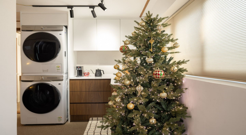 입구에 들어서자마자 보이는 주방 한켠의 트리가 공간에 포근한 첫인상을 더해줍니다. 집에 온 듯 편안하고 정감 있는 분위기로 여행의 시작을 맞이할 수 있습니다.