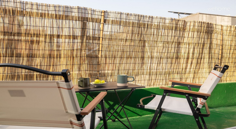 테라스 주변이 대나무 발로 감싸여 있어 도심 속에서도 작은 자연 공간에 머무는 듯한 느낌을 받을 수 있어요. The terrace is surrounded by bamboo feet, so you can feel like staying in a small natural space even in the city center.