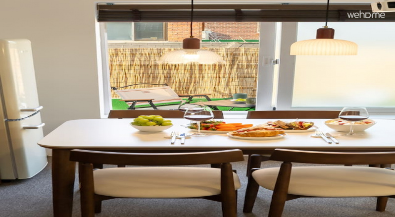 실내 다이닝 공간과 야외 테이블이 동시에 보이며 공간에 탁 트인 개방감을 더합니다. 날씨 좋은 날에는 문을 열어두고, 실내외를 오가며 머물기 좋은 구조입니다.