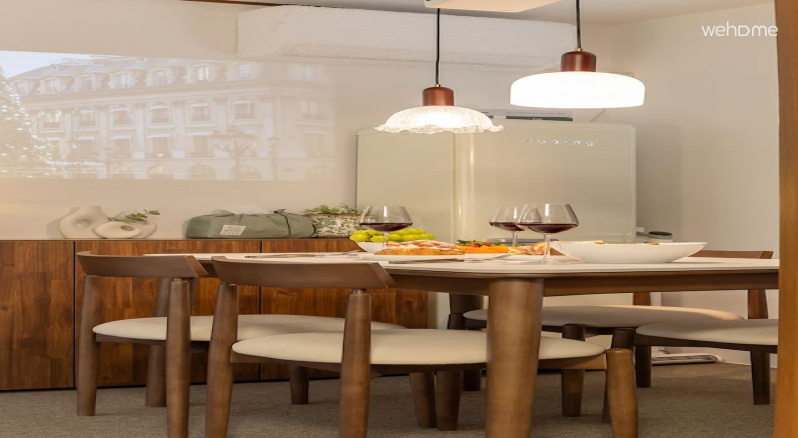 따뜻한 다이닝 공간과 빔 프로젝터 화면이 자연스럽게 어우러져 있습니다.
식탁에 앉아 대화를 나누다가도, 좋아하는 영상을 함께 보며 웃을 수 있는 편안한 공간이에요.

