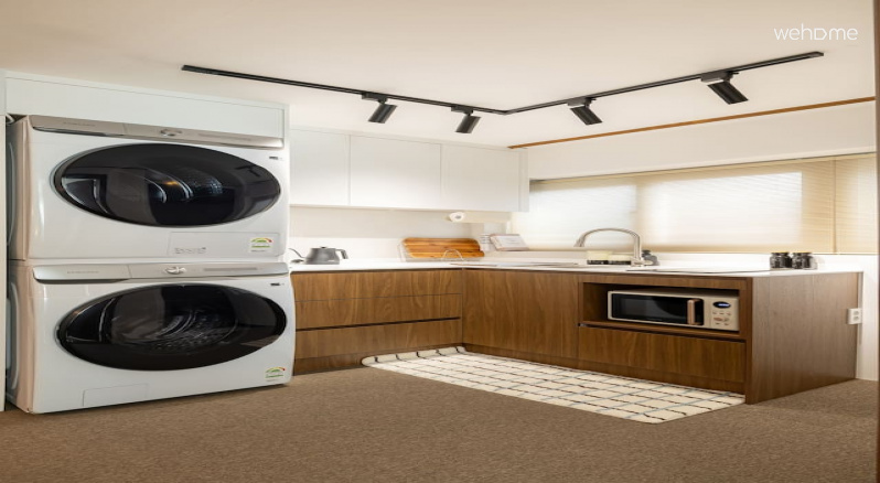 햇빛이 가득 들어오는 주방 창 덕분에 공간이 늘 환하고 생기 있게 느껴집니다. 아침 커피를 내리거나 간단한 식사를 준비하기에 기분 좋은 환경입니다.Thanks to the sunlight-filled kitchen window, the space always feels bright and lively. It is a pleasant environment to make breakfast coffee or prepare a simple meal.