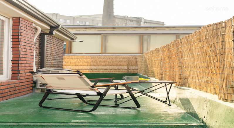 대나무 발로 둘러싸인 테라스로, 외부 시선은 부드럽게 가려주면서도 자연스러운 분위기를 더해줍니다. It is a terrace surrounded by bamboo feet that gently covers the outside gaze while adding a natural atmosphere.