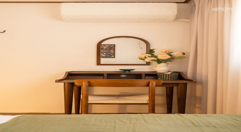 월넛 톤의 책상과 거울, 그리고 예쁜 화병이 어우러져 차분하고 감성적인 분위기속에 준비하실수 있습니다.Walnut-colored desks, mirrors, and pretty vases are combined to create a calm and emotional atmosphere.