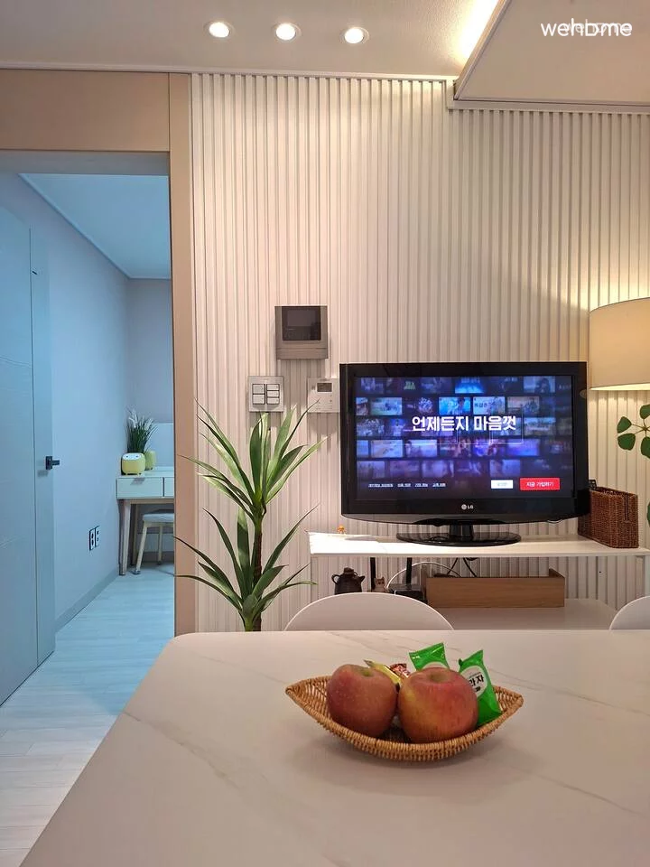 White-tone, newly built, stylish accommodation #100% Parking / Best accessibility to Gimpo Airport/Hwagok Station/Yeouido/Gocheok Dome/Hongdae
