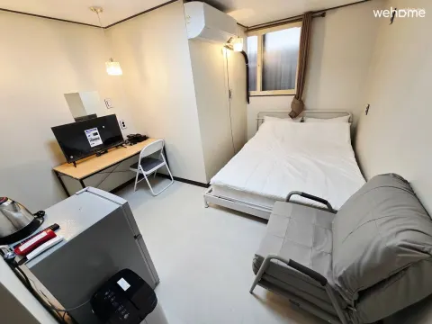 홍대 가성비 갑.아늑한 3인 숙소 (퀸 침대 1개, 1인 추가 침대 1개) A12
