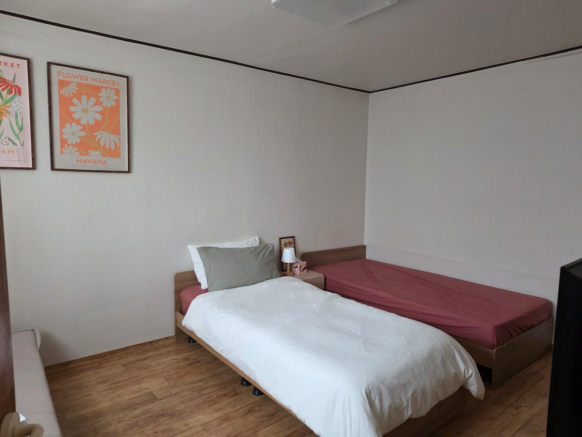 Second Home For You/ Hapjeong Station, Mapo-gu, Seoul 5 mins/ 5 mins Hapjeong stn. Near Hongdae